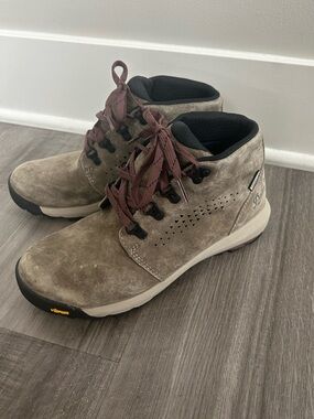 Danner Inquire Chukka Hiking Boots Suede Women’s Vibram Size 7.5